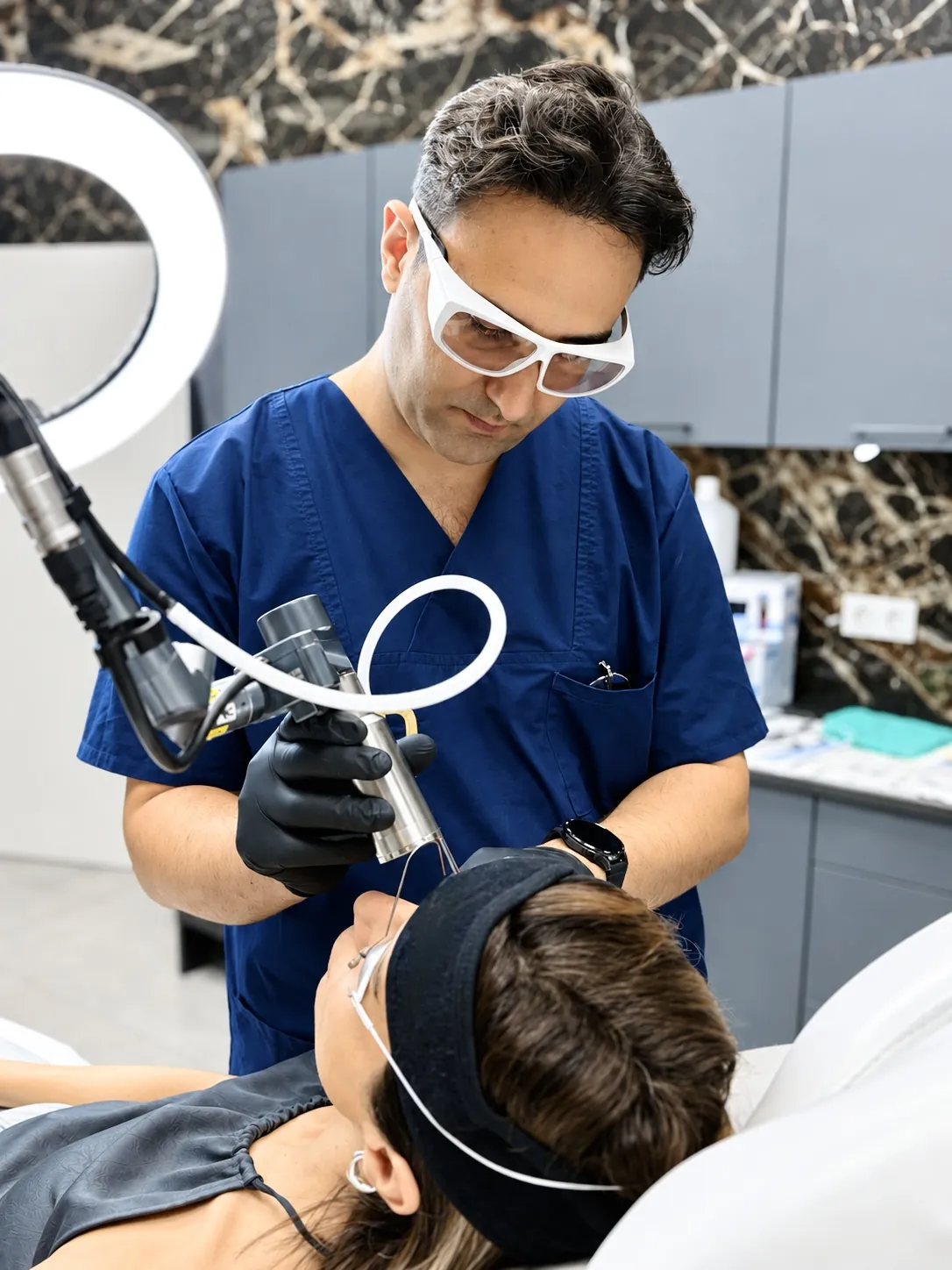 Fraktionierte CO2-Laserbehandlung im Gesicht mit Schutzbrille